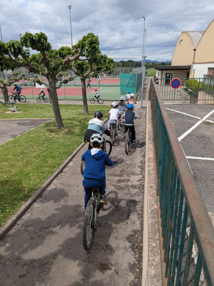 Echauffement avant le parcours maniabilité au complexe sportif